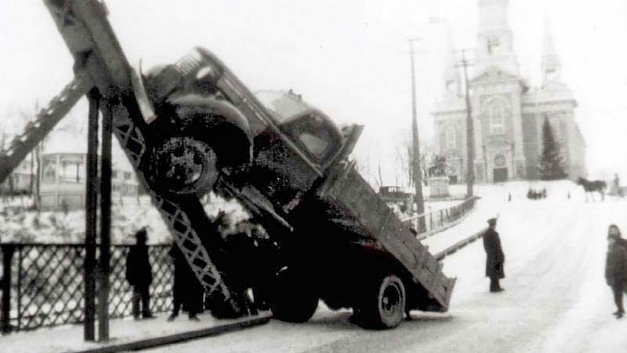 Pente abrupte de l'ancien pont de fer dans l'est