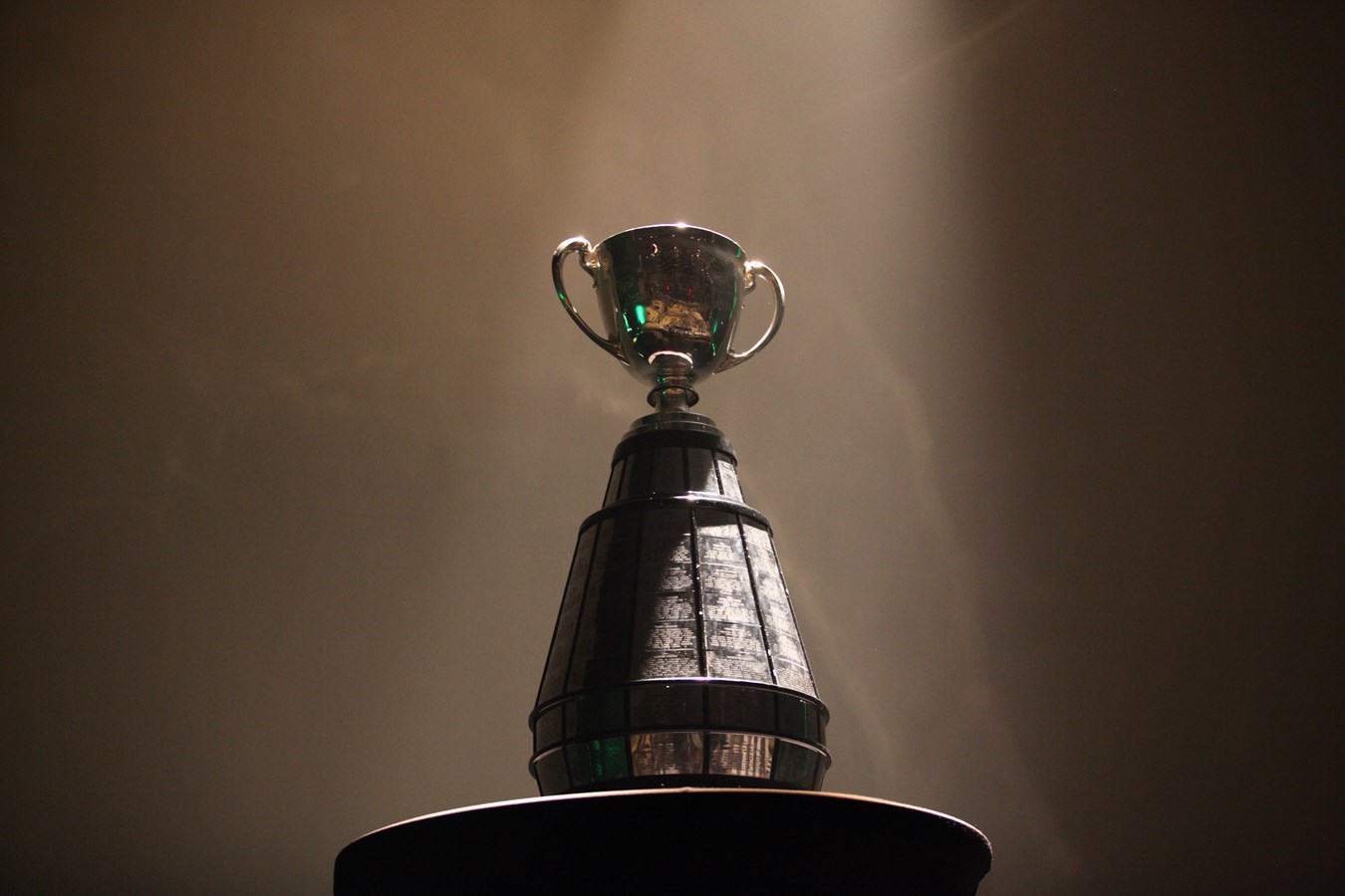 David Dallaire présente la Coupe Grey aux Condors du Cégep Beauce-Appalaches