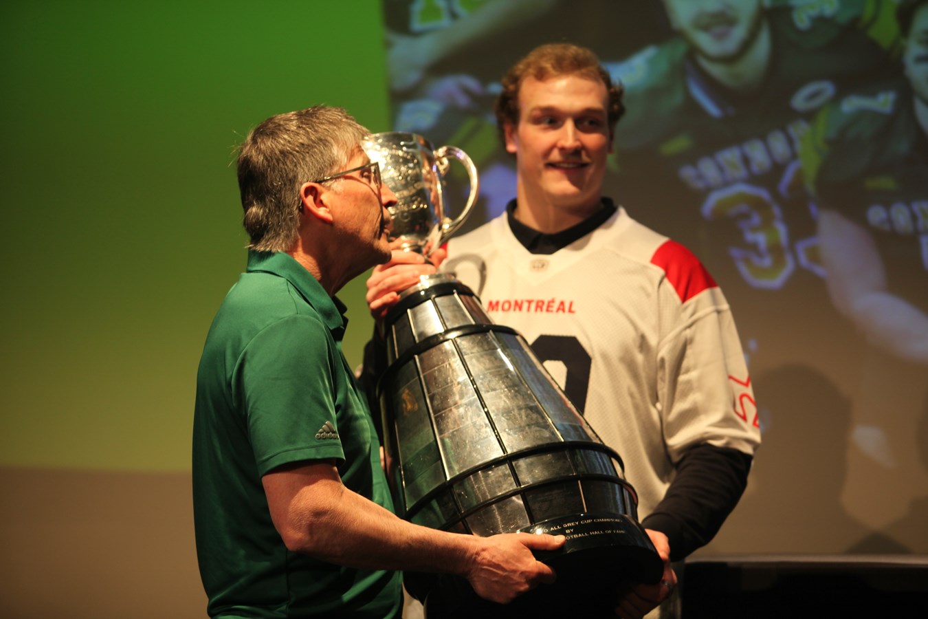 David Dallaire présente la Coupe Grey aux Condors du Cégep Beauce-Appalaches