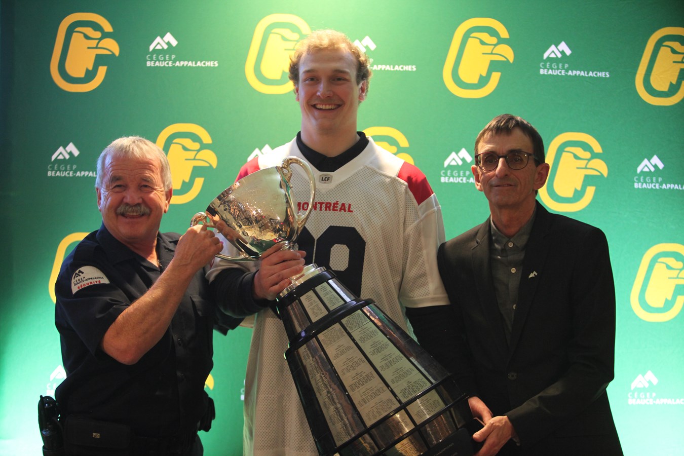 David Dallaire présente la Coupe Grey aux Condors du Cégep Beauce-Appalaches