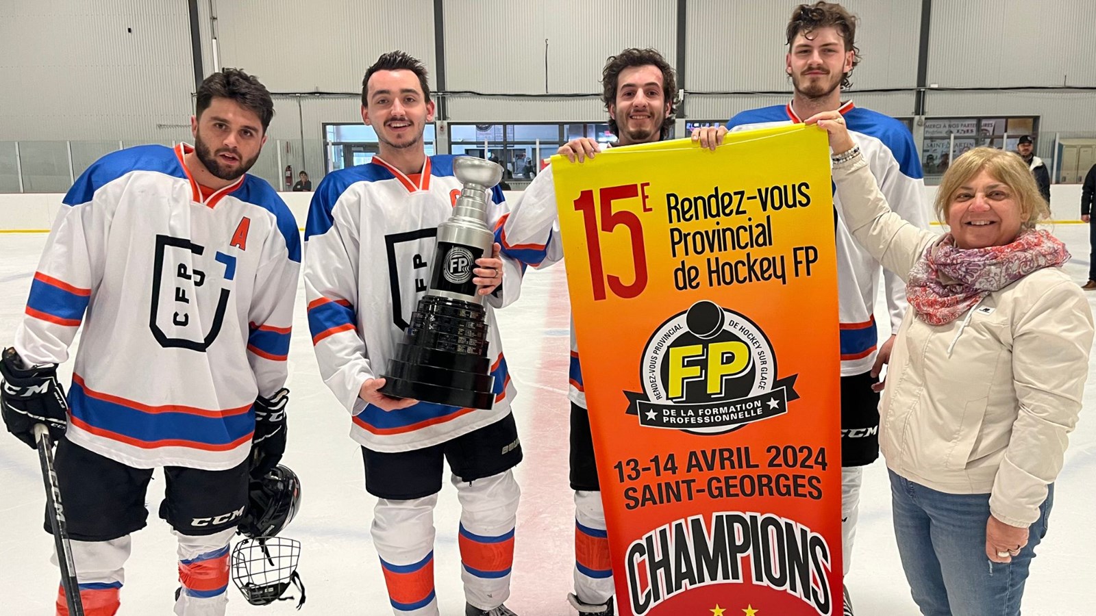 C'est l'équipe du Centre de la formation professionnelle de Gatineau qui a remporté les grands honneurs du tournoi. On les voit ici en compagnie de la présidente d'honneur de l'événement, Marie-Josée Fecteau.