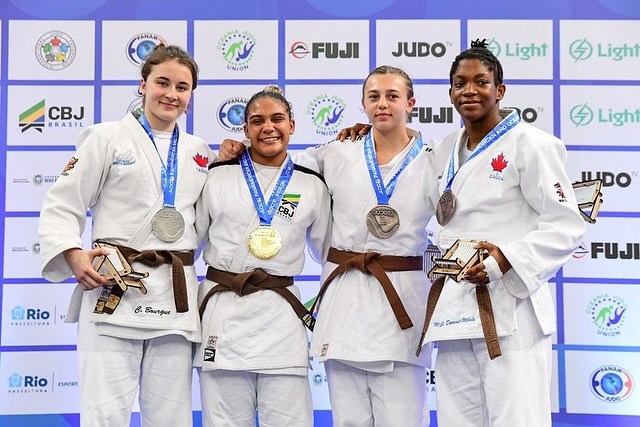 Charline Bourque (à gauche) avec sa médaille d'argent