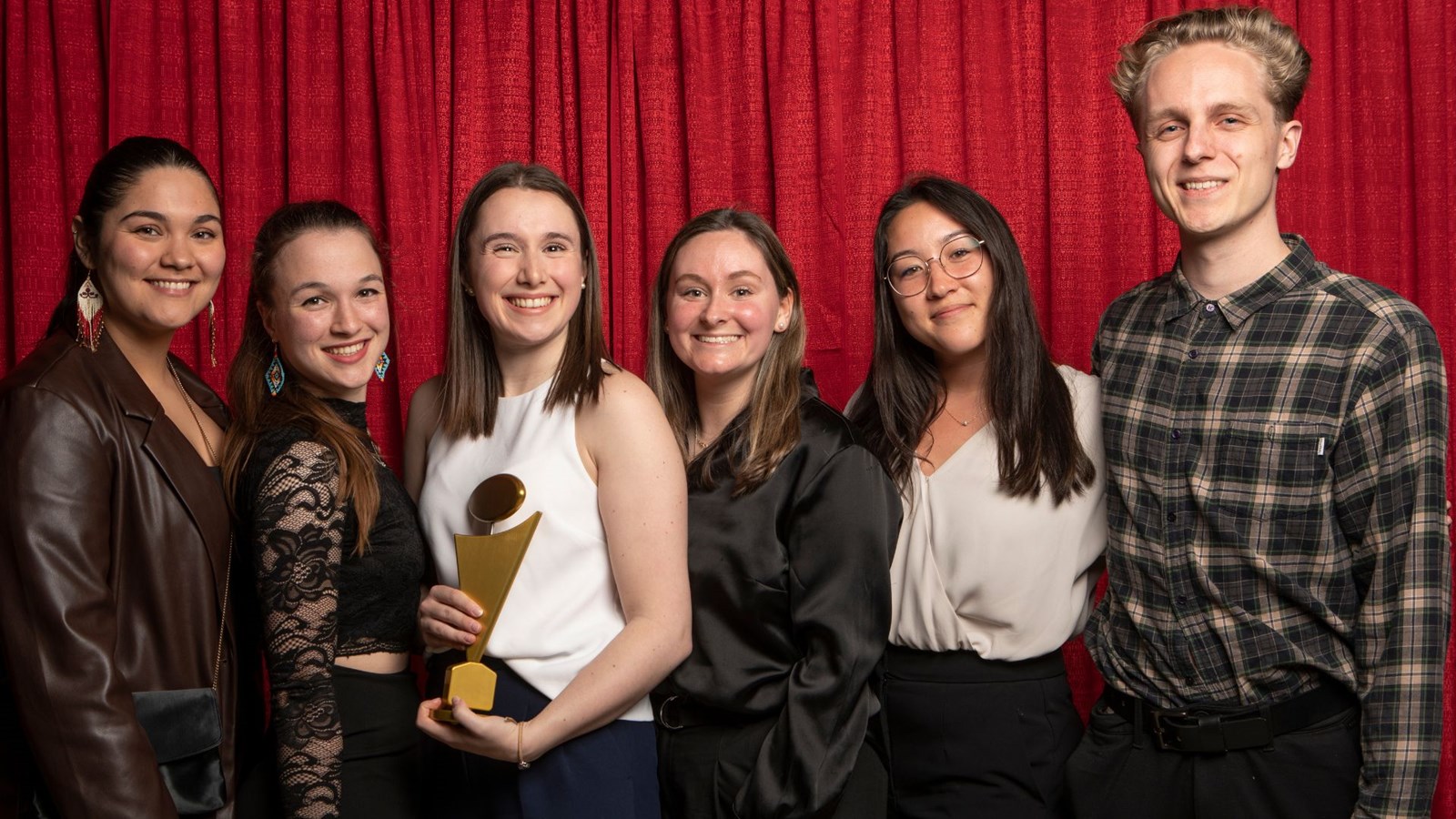 À l'extrême droite de la photo, on aperçoit le Beauceron Thomas Gosselin, en compagnie des autres membres de l'équipe gagnante, soit Juliette Breault, Roxane Côté, Alicia Guay, Maude Phan, et Milla Bacon Moreau.