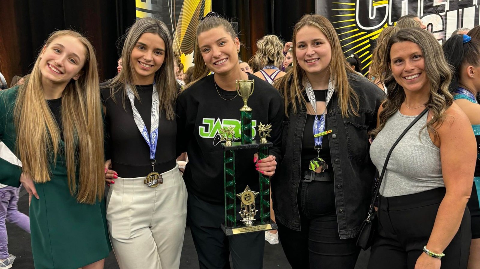 L'équipe d'entraîneuses des Jabs Cheerleading
