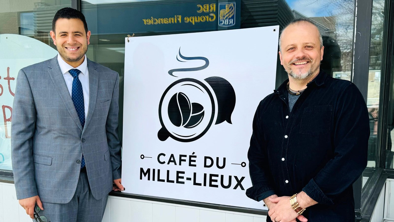 Le député de Beauce-Sud, Samuel Poulin, et le directeur général du CJE de  Beauce-Sud, Martin Beaulieu, devant le nouvel espace du Café du Mille-Lieux sur la 1re avenue à Saint-Georges, et qui sera en fonction dans les prochains mois.