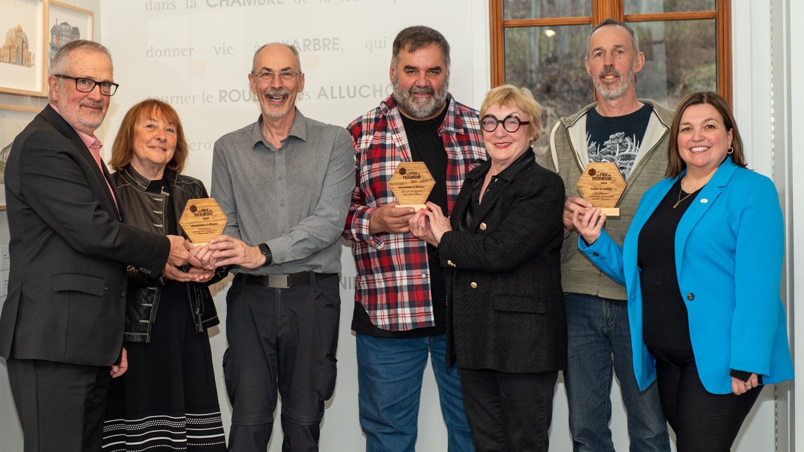 De gauche à droite, Camil Turmel, préfet de la MRC des Etchemins, Josée Bédard et Richard Bélanger (Comité de développement de Sainte-Aurélie), Jean-Roch Morin (La route des sucriers), Rachel Goupil (Mairesse de Saint-Camille), Luc Bélanger (Association de chasse et de pêche de Sainte-Aurélie) et Judith Leblond (directrice générale de la MRC des Etchemins). Absent: Pierre Mercier (Les sentiers des Etchemins).