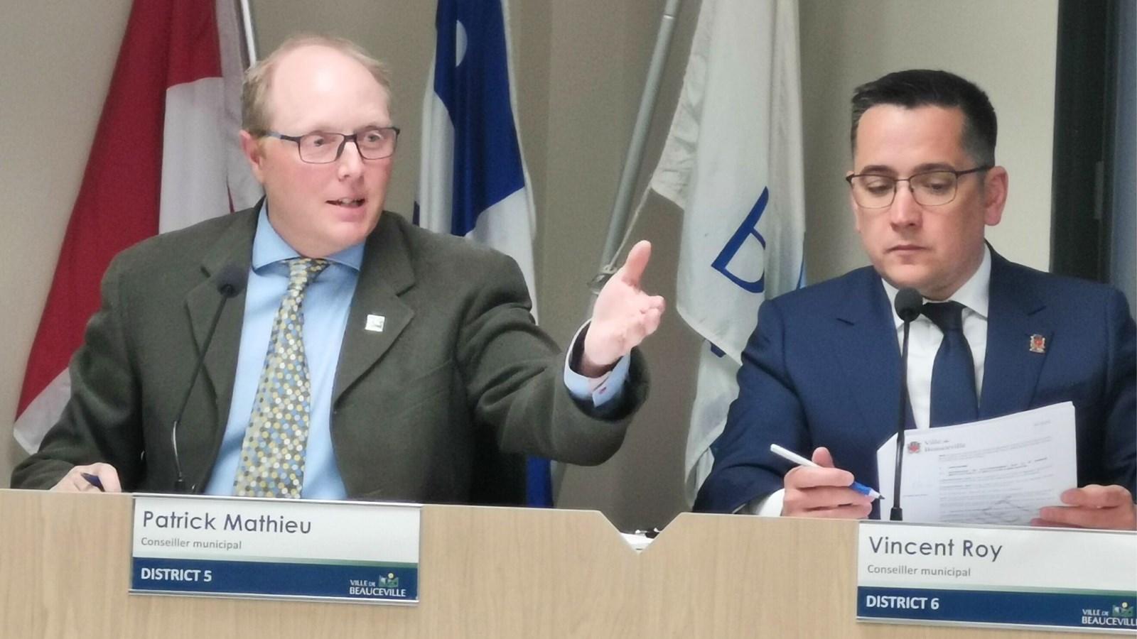 Le conseiller Patrick Mathieu (à gauche) est bien content que le projet de pavage de la route du Parc Industriel puisse enfin se faire.