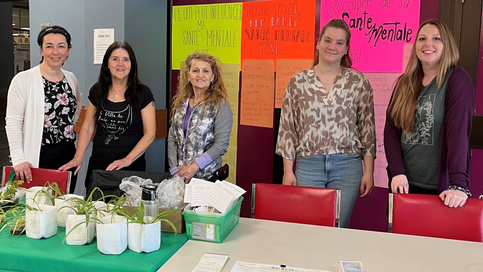 Dans le cadre de la Semaine de la santé mentale, les intervenantes du Murmure, Kim Morin et Angelynka Turmel-Lacombe (à droite sur la photo), ont tenu un kiosque d'information à Place Beauceville, en collaboration avec la Société d’horticulture et d’écologie de Beauceville, représentée ici par Chantale Quirion, Francine Roy et Thérese Bolduc.