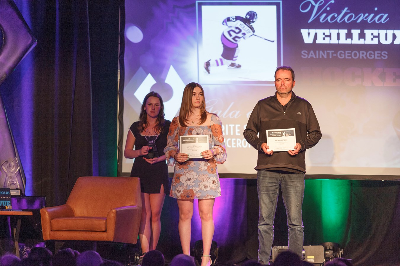 Hockey: Victoria Veilleux et le père d'Emmy Fecteau (gagnante)