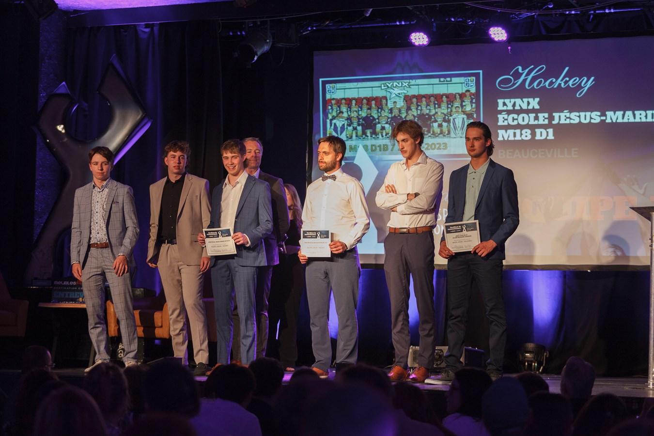 Équipe Junior: Lynx école Jésus-Marie M18 D1, le représentant des Dragons école des Deux-Rives M13 D2 (gagnants) ainsi que Andy Poulin et Julien Bernard-Grenier
