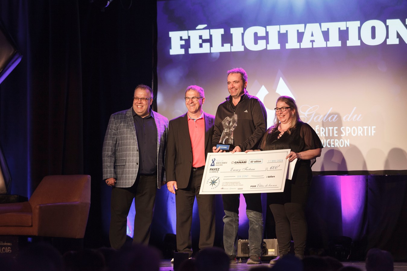 Le père d'Emmy Fecteau récupère l'élitas de bronze pour sa fille
