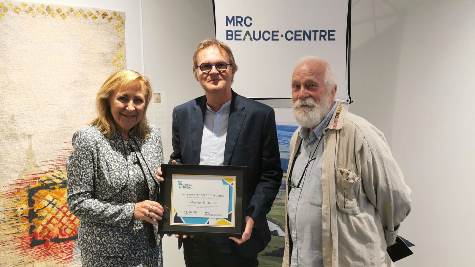 Interprétation et diffusion pour Beauce-Centre: décerné au Marius B. Musée de Saint-Joseph-de-Beauce, représenté ici par la présidente du conseil d'administration, Marie Cliche. et le directeur général, Jean-Philippe Bolduc. Le certificat a été remis par le maire de Saint-Séverin, Jean-Paul Cloutier.