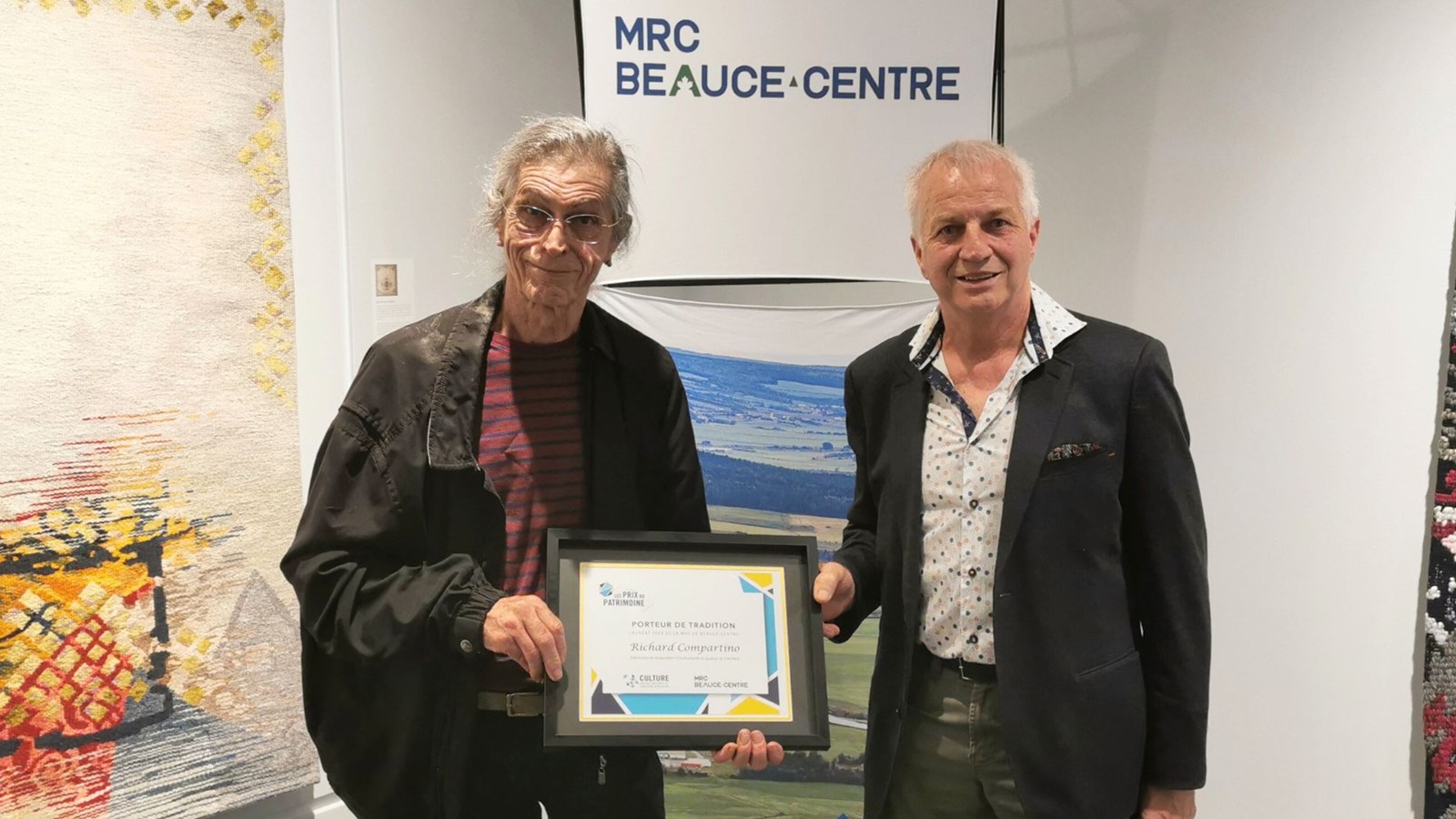 Porteur de tradition pour Beauce-Centre: décerné à Richard Compartino de Saint-Séverin. Prix remis par le maire de Saint-Jules, Sylvain Cloutier.