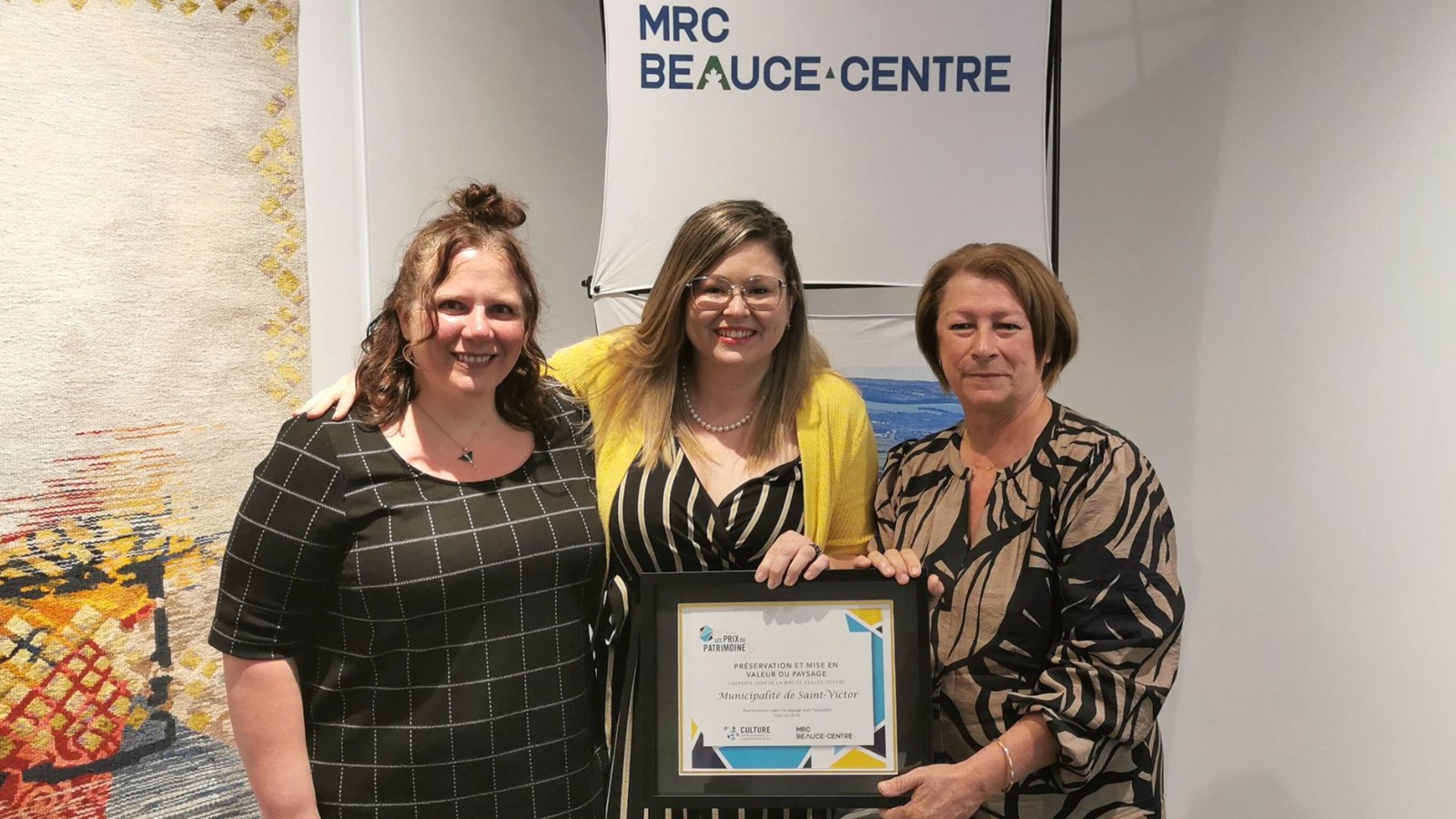 Préservation et mise en valeur du paysage: décerné à la Municipalité de Saint-Victor. Prix remis par la mairesse de Saint-Frédéric, Micheline Grenier.