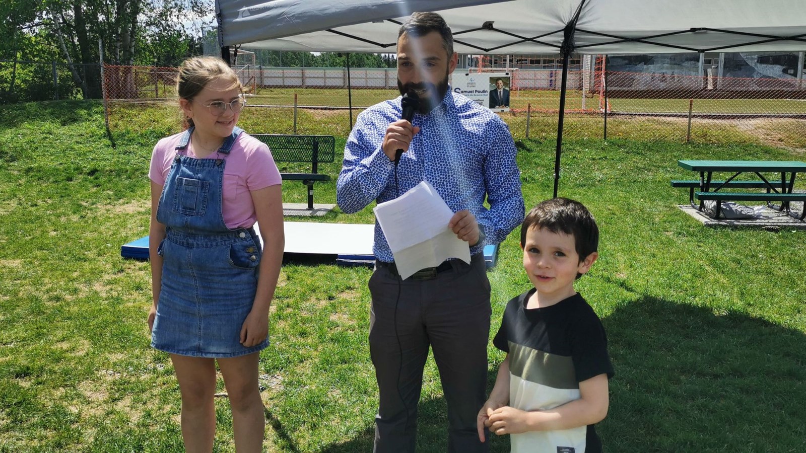 Les élèves avaient délégué Marie-Laurence Gareau (6e année) et Dimitry Poulin (maternelle 5 ans) pour donner leur appréciation de la nouvelle cour d'école. On les voit en compagnie de l'enseignant Guillaume Poulin.