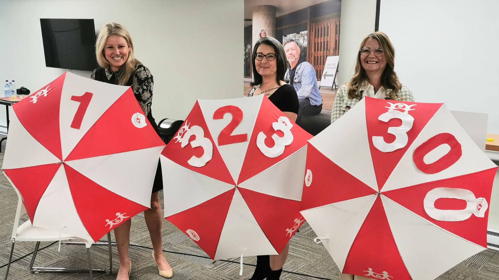 La présidente-directrice générale de Centraide Québec et Chaudière-Appalaches, Isabelle Genest, a dévoilé le montant en compagnie de la v-p affaires sociales de l'organisme, Cathy Desmarais, et la directrice générale du Bercail, Cathy Fecteau.