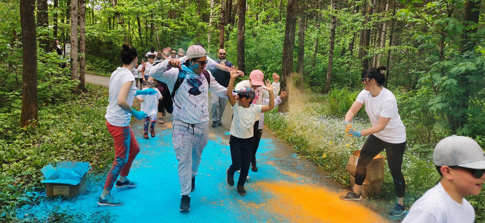 Plus de 500 enthousiastes à la Course colorée!