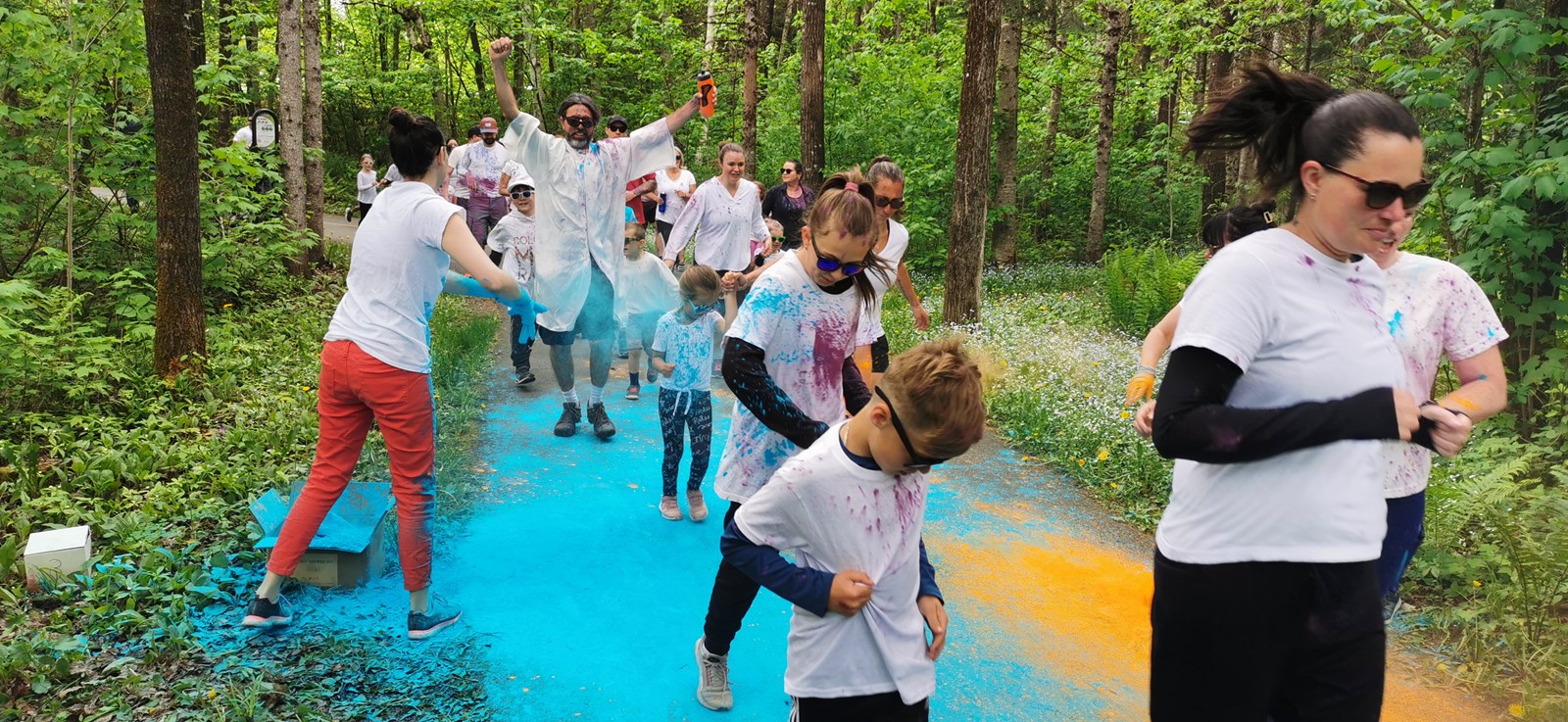 Plus de 500 enthousiastes à la Course colorée!