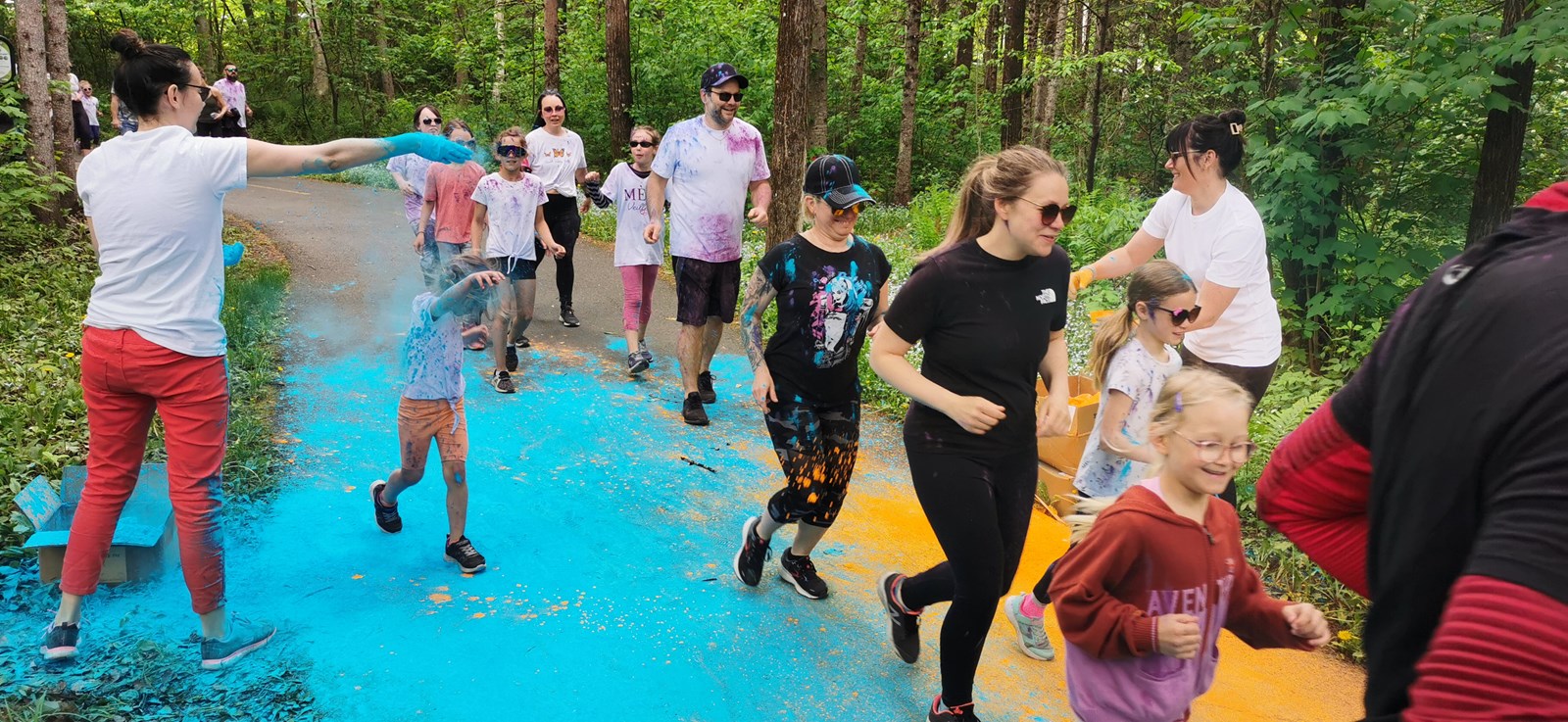 Plus de 500 enthousiastes à la Course colorée!