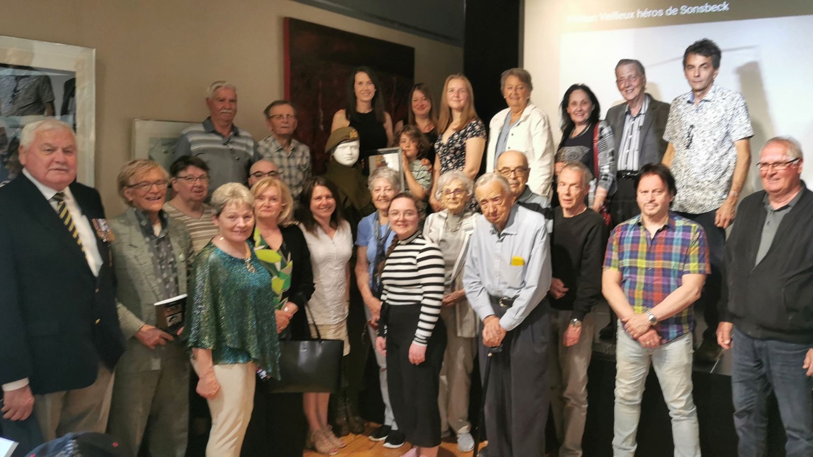 Josée Veilleux avec des membres de la famille proche et éloignée de Florian Veilleux qui étaient présents au lancement du livre.