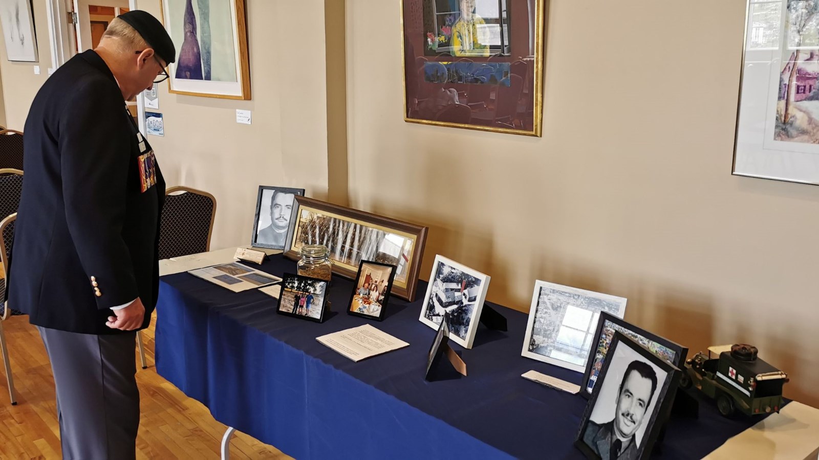 Une exposition de photos et d'artéfacts complétait l'activité de lancement.