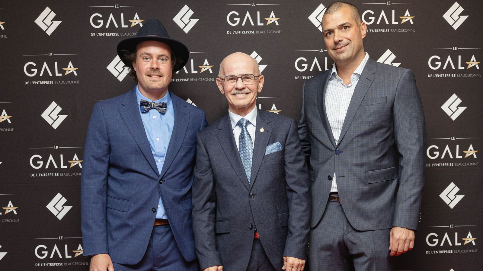 Au centre, le député fédéral de Beauce, Richard Lejoux, en compagnie du président de la Chambre de commerce de Saint Georges, Samuel Pépin, et du président d’honneur du Gala, de Jean-Pierre Thabet.
