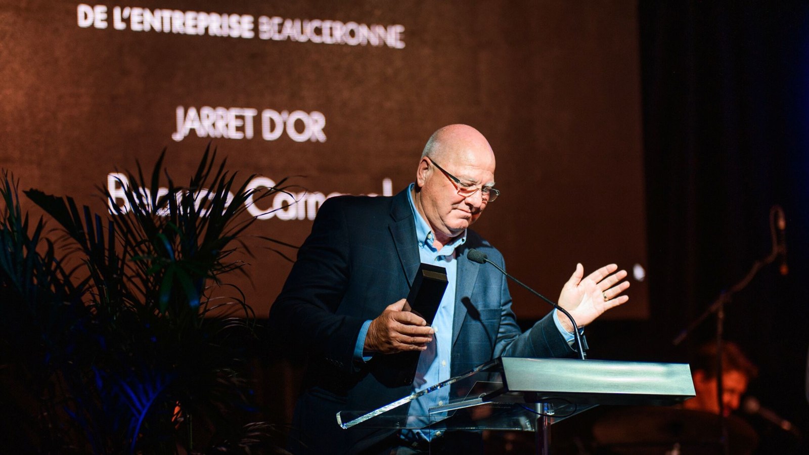 Le président de Beauce Carnaval, Jacques Vallée, lors de la remise du prix samedi soir.