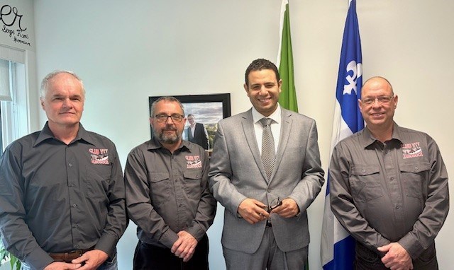 Guy Lessard, secrétaire-trésorier, Gaston Pruneau, vice-président, Samuel Poulin, député de Beauce-Sud et Éric Vachon, président du Club Vtt Jaroboce.