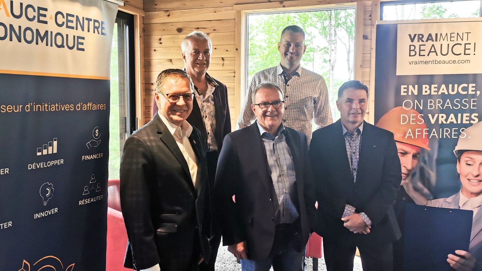 Le conférencier entouré de Daniel Chaîné, directeur général de Beauce-Centre-Économique, Jean Roy, représentant de Promutuel Assurance, Sylvain Cloutier, maire de Saint-Jules et Pierre-André Bégin, président du conseil d'administration de Beauce-Centre Économique.