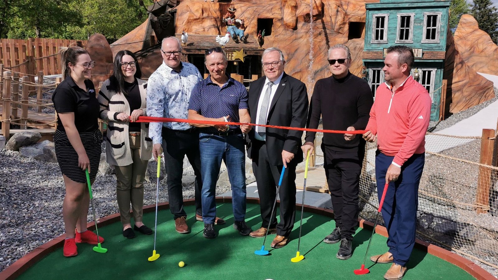 C'est le concepteur du minigolf, Éloi Thibodeau, qui a eu l'honneur de procéder à la traditionnelle coupe du ruban. Sur la photo, on retrouve aussi Julie Lapointe, conseillère au développement à Tourisme Chaudière-Appalaches, Véronique Bourque, du Club de golf de Beauceville, François Veilleux, maire de Beauceville, Luc Provençal, député de Beauce-Nord, Michel Bernard, du Club de golf et Jean-François Veilleux, directeur-général du Club.