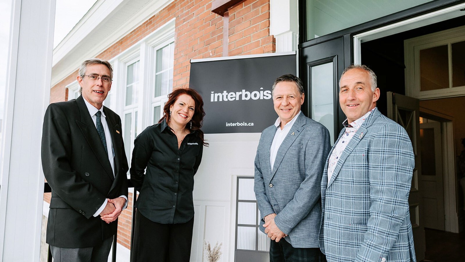 La présidente et cheffe de direction chez Interbois, Marie-Éve Drouin, lors de l'ouverture des nouveaux locaux, en compagnie de Stéphane Brown, représentant du député de Beauce-Nord, Daniel Chaîné, directeur général de Beauce-Centre Économique et Patrice Mathieu, maire de Saint-Odilon-de-Cranbourne.