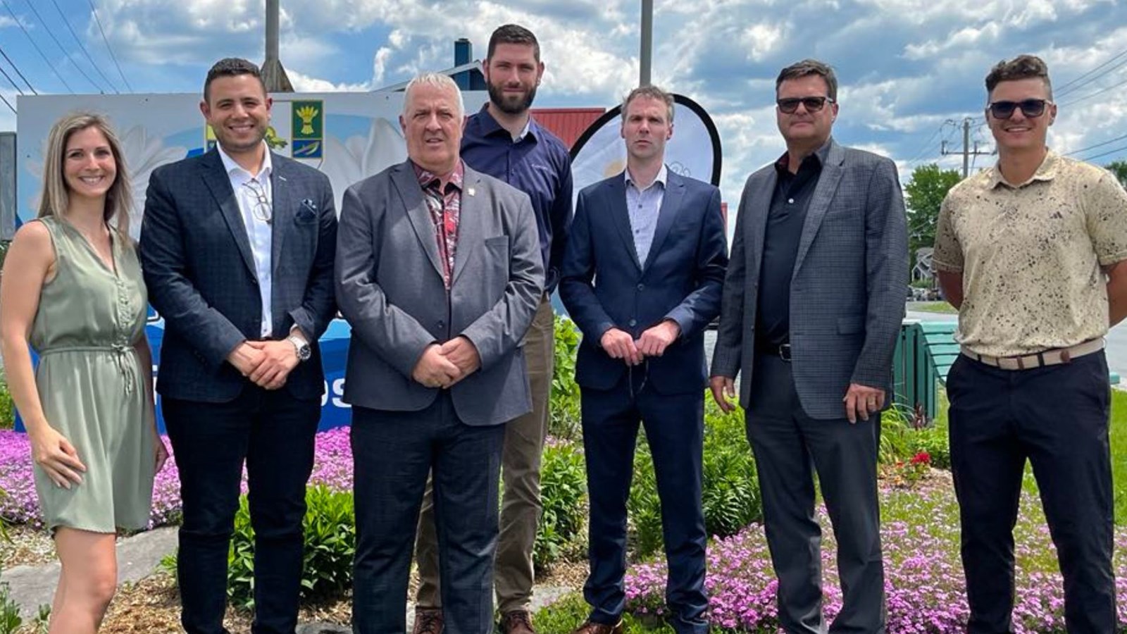 De gauche à droite, Maryane Bélanger, directrice générale de Saint-Prosper, Samuel Poulin, député de Beauce-Sud, Alain Maheux, maire de Saint-Prosper, Gabriel Houde, ingénieur de la firme de génie-conseil Pluritec, Sébastien Tessier, directeur de la coordination des relations avec le milieu (Ministère des Transports du Québec), ainsi que Michel Giroux et Frédéric Giroux de Giroux & Lessard, entrepreneurs généraux.