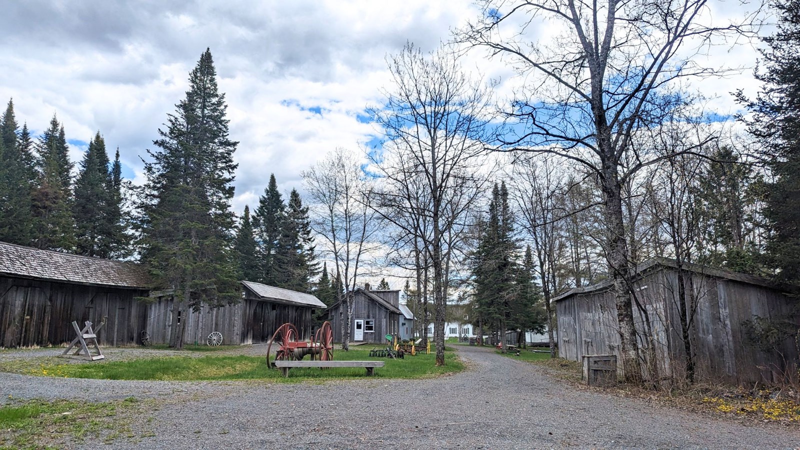Tout le village est à vendre pour la somme de 175 000 $, à l'exception du manoir qui fait l'objet d'une vente séparée.