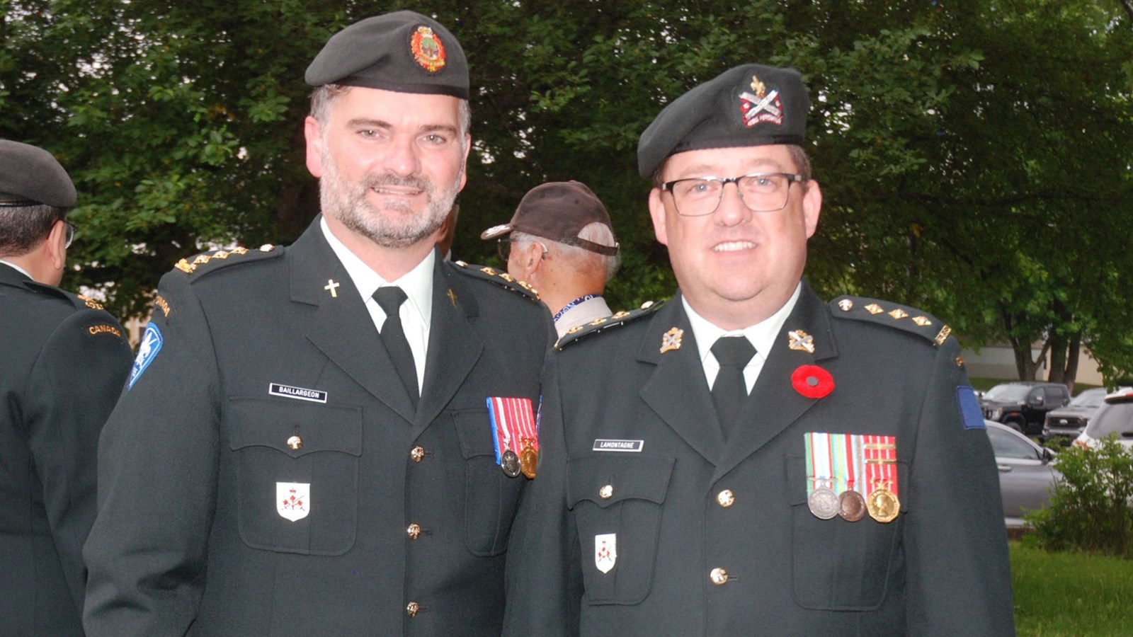 Le Padre Luc Baillargeon et le Capitaine Stéphane Lamontagne du Régiment de la Chaudière.