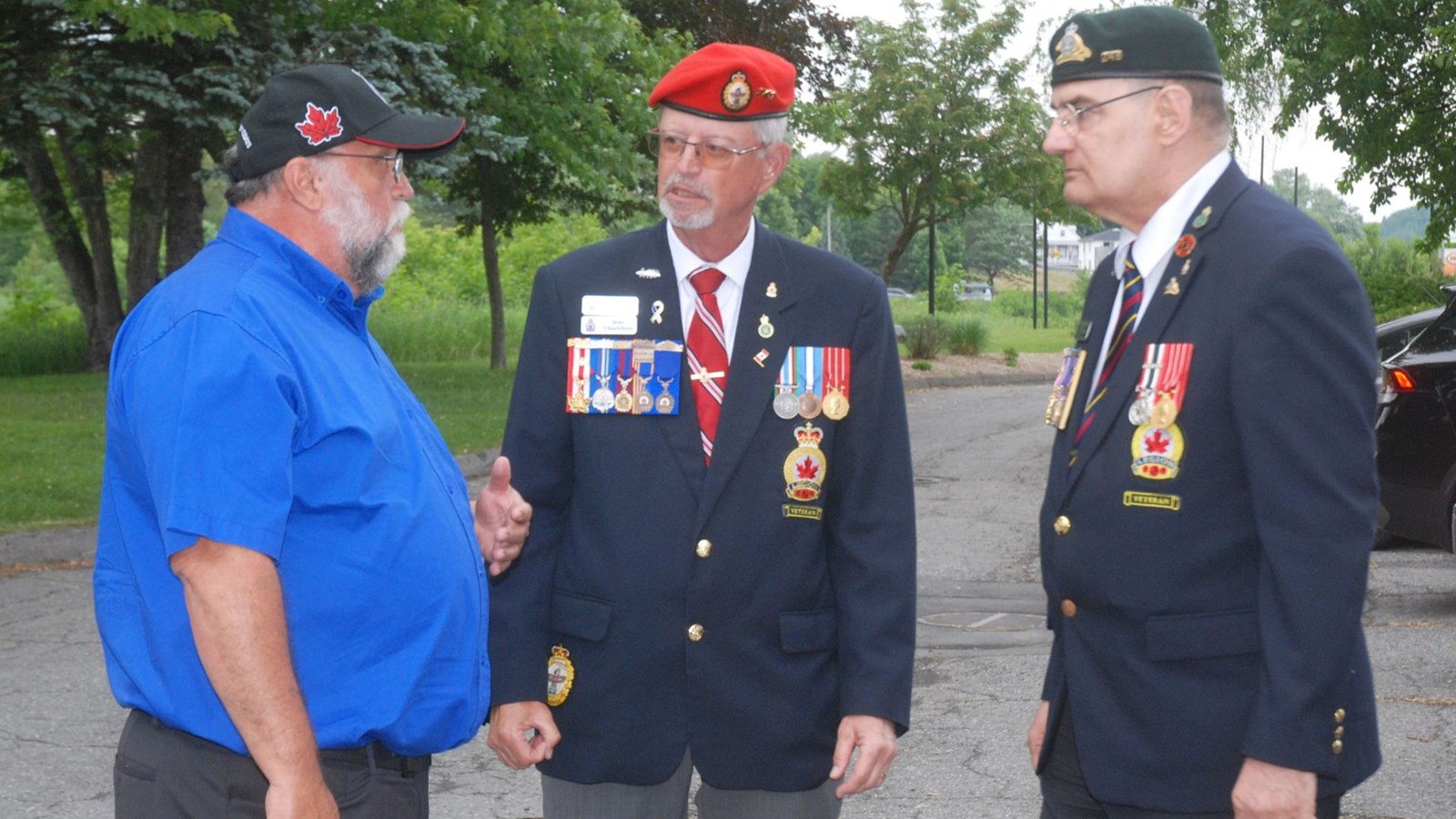 Benoît Veilleux, Marquis Comeau et au centre Jean Charlebois, président de la Filiale La Beauce de la Légion royale du Canada.