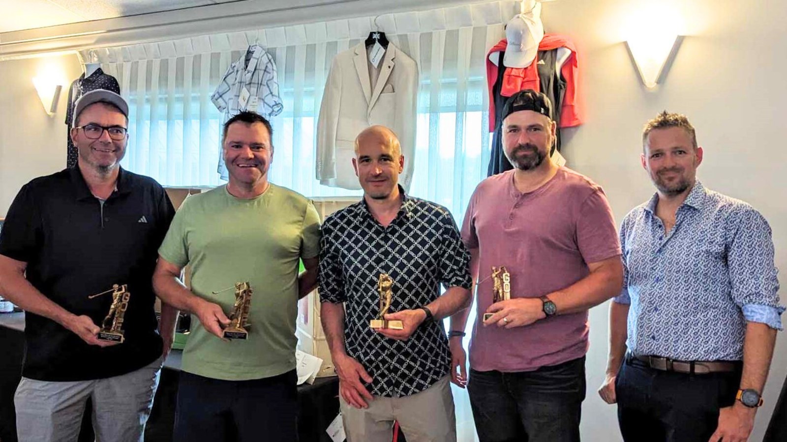 À l'extrême-droite, le président du conseil d'administration de Beauce-Centre Économique, Pierre-André Bégin, en compagnie de l'équipe gagnante du tournoi amical, Philippe Fecteau, Daniel Fecteau, Jérôme Laverdière, et Denis Fecteau de l’entreprise Aspec.