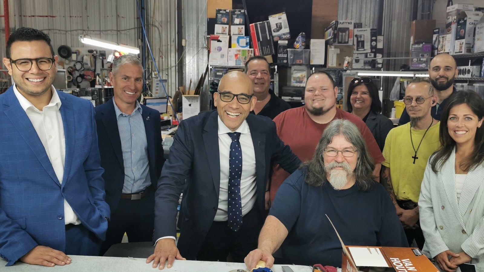 Le député de Beauce-Sud, Samuel Poulin, et le ministre délégué à l’Économie, Christopher Skeete, en compagnie de quelques employés du centre de distribution, durant la visite des installations.