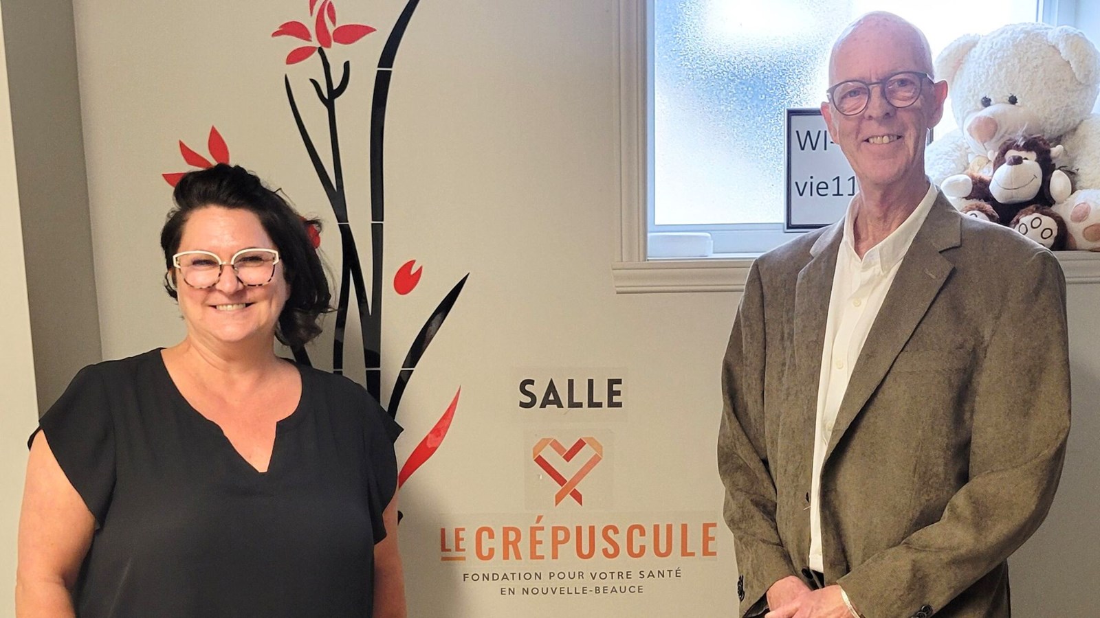 La directrice générale de la Maison de la Famille Nouvelle-Beauce, Luce Lacroix, en compagnie du président de la Fondation Le Crépuscule, Gaston Lévesque.
