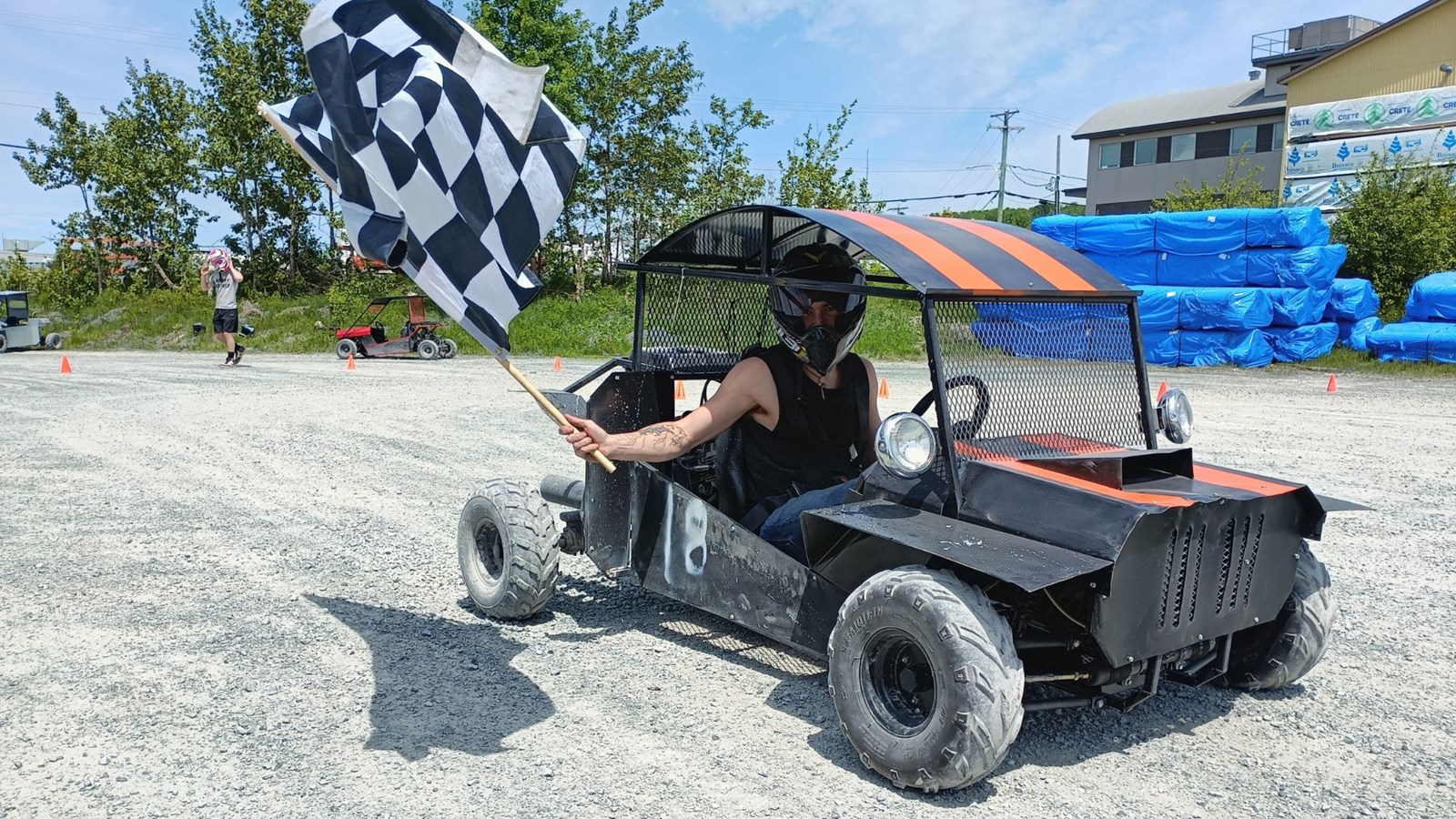Des élèves présentent et essaient des « dunes buggy » fabriqués de leurs mains
