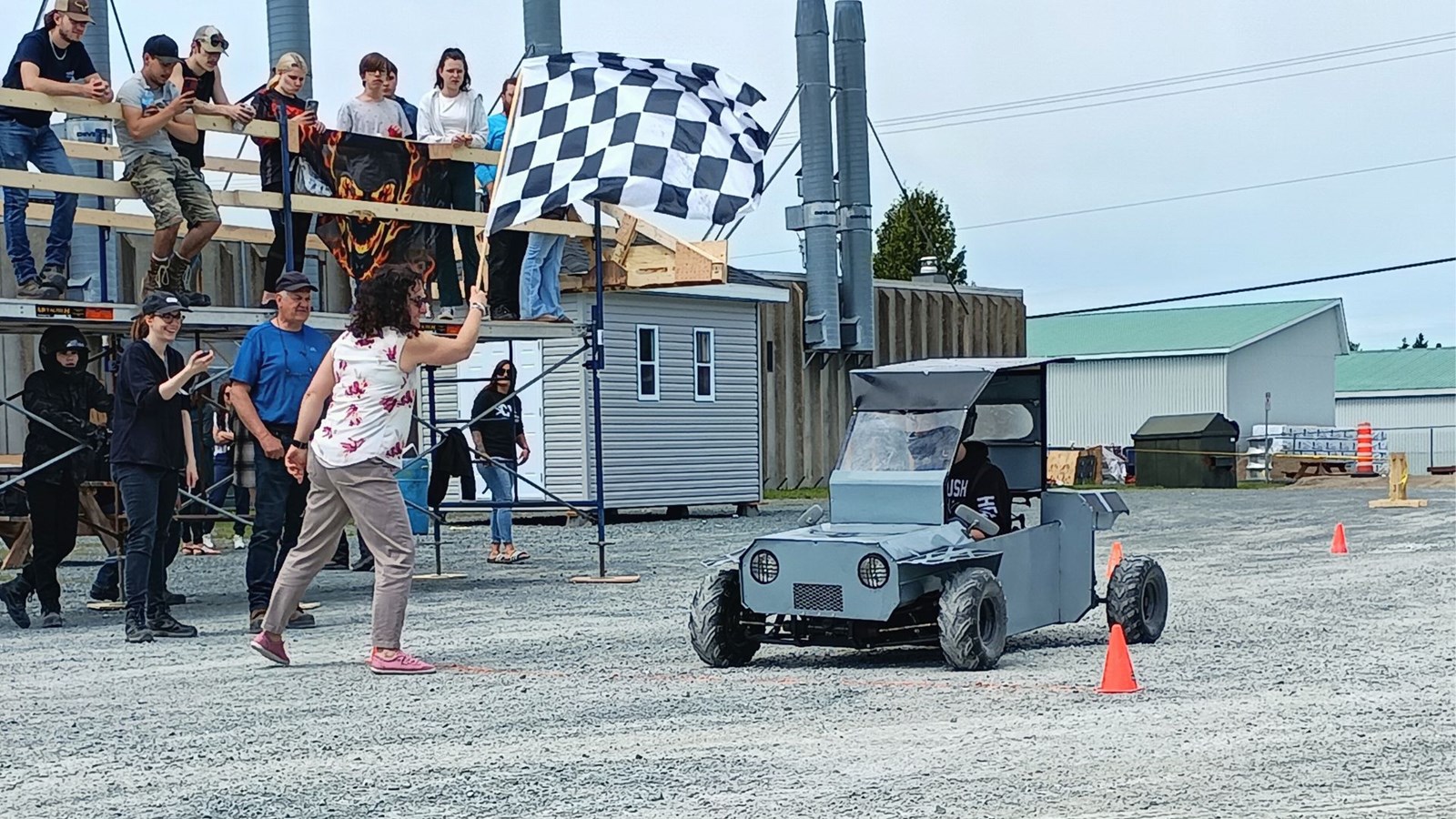 Des élèves présentent et essaient des « dunes buggy » fabriqués de leurs mains