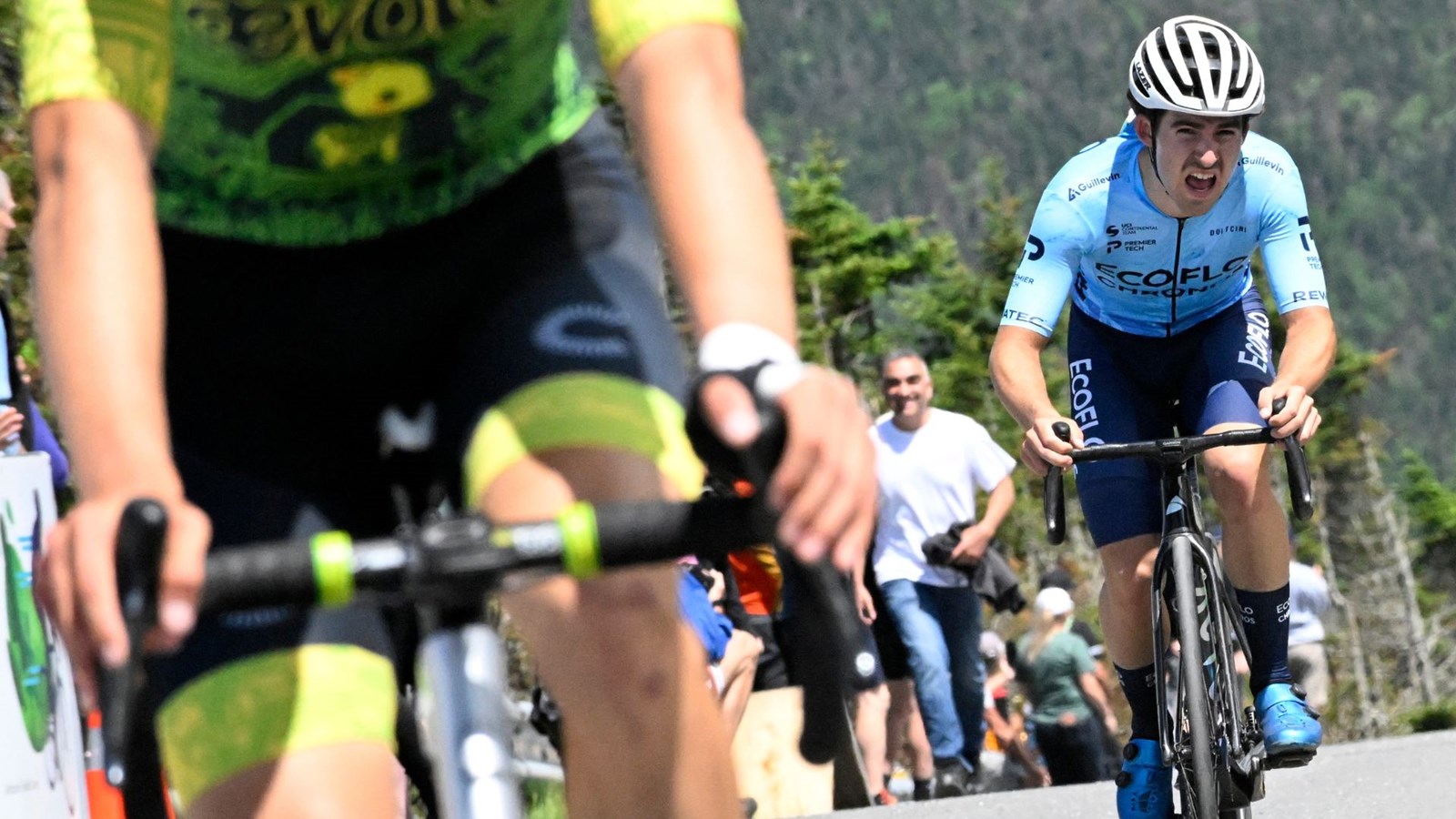 Josh Burnett vainqueur au sommet du mont Mégantic
