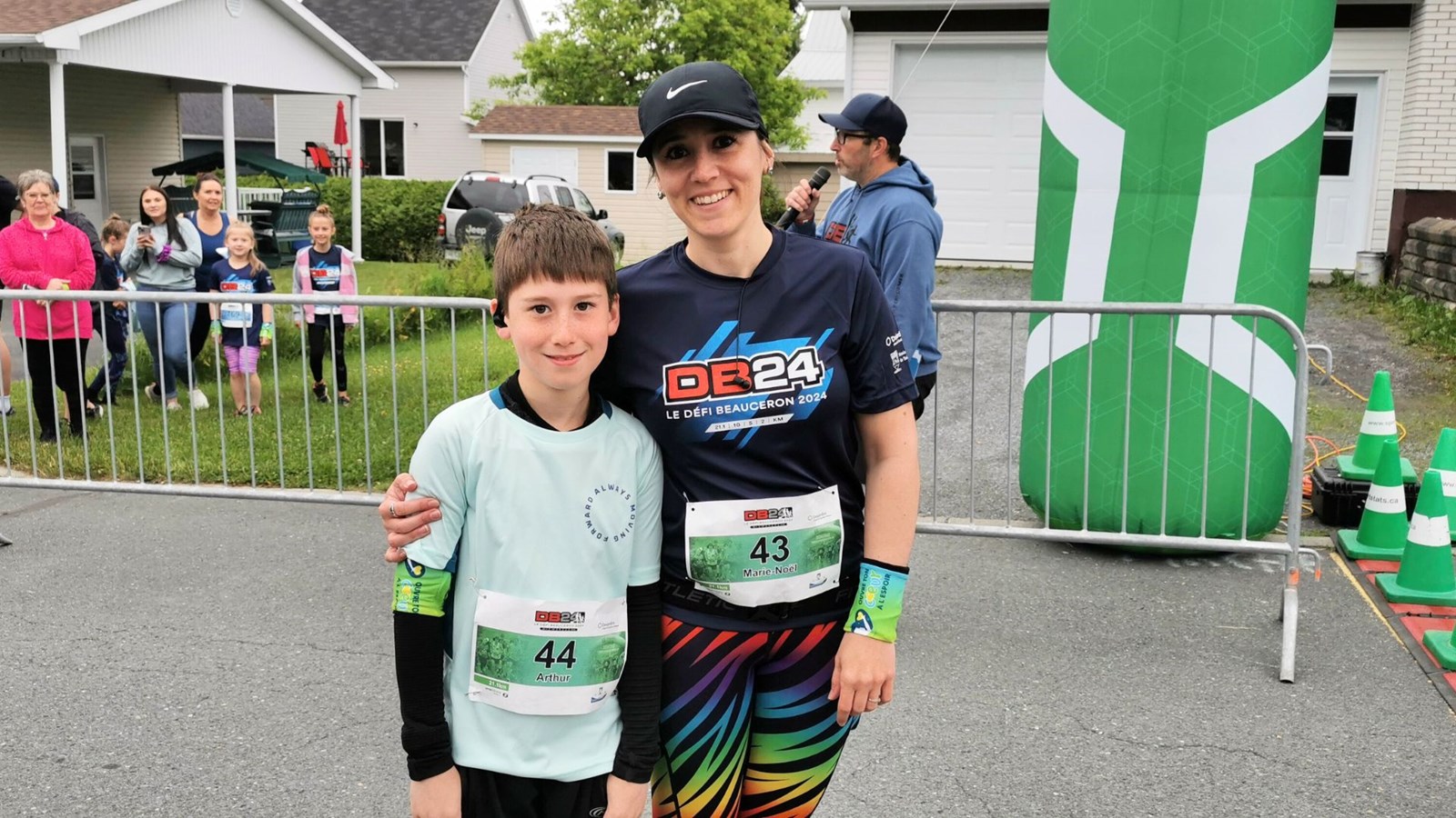 Arthur, 10 ans, s'est présenté au fil de départ avec sa mère pour courir le demi-marathon de 21,1 km afin de recueillir des fonds pour les enfants gravement malades.
