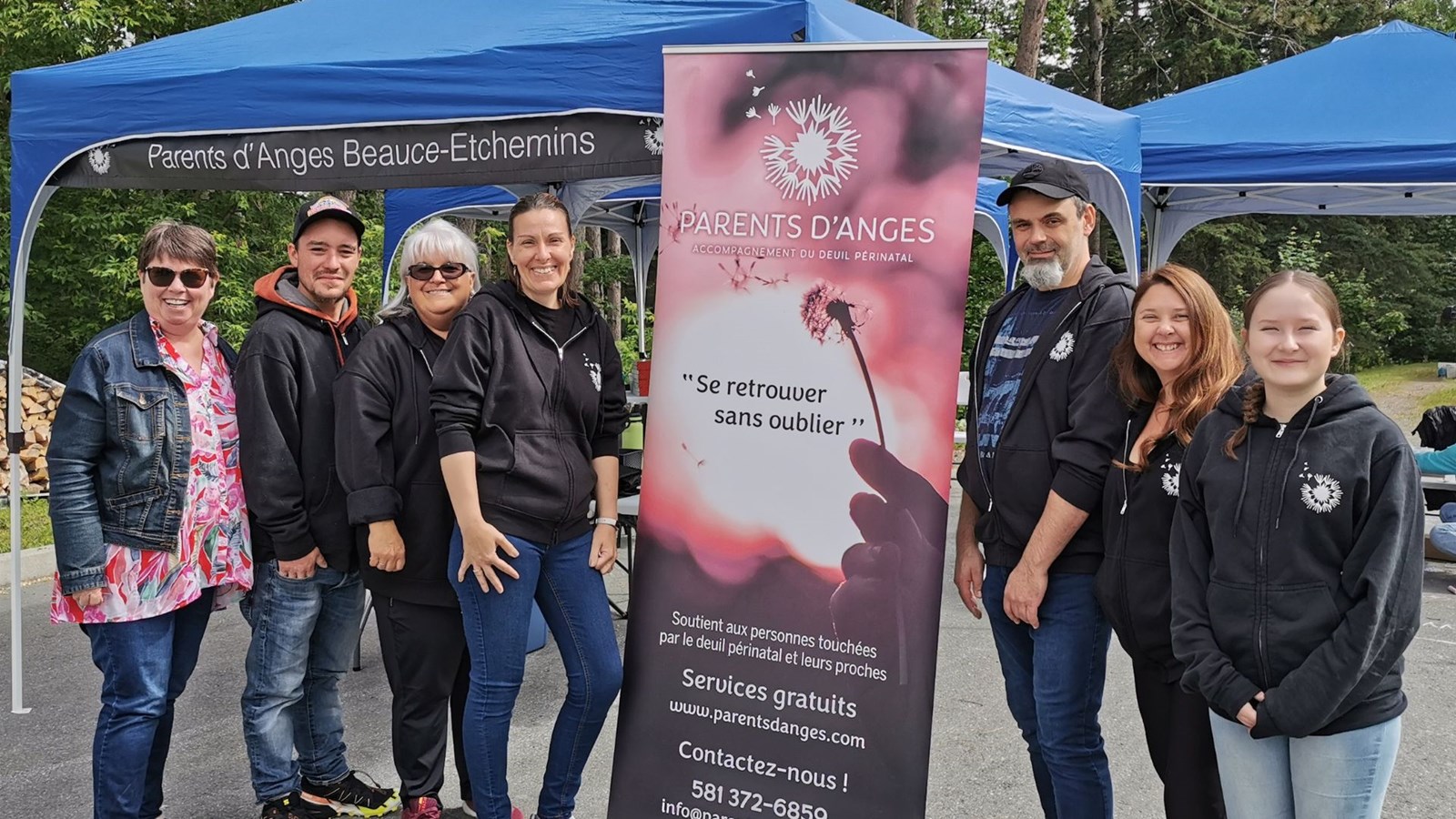 Ce sont les responsables du groupe Parents d’Anges Beauce-Etchemins qui accueillaient les familles qui se sont présentées pour la plantation.