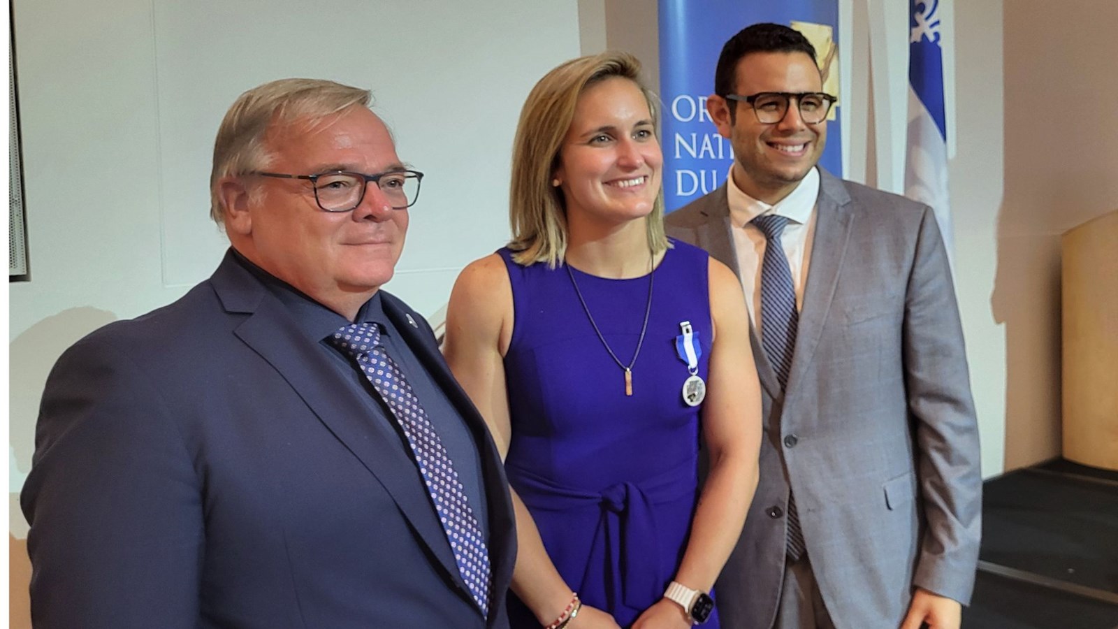 La hockeyeuse avec les députés de Beauce-Nord et Sud, Luc Provençal et Samuel Poulin.