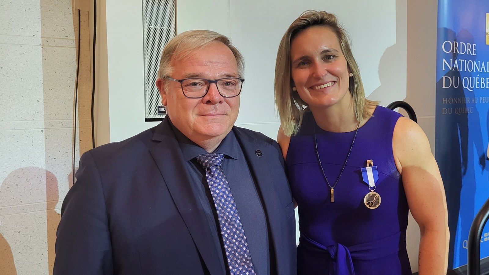 Marie-Philip Poulin en compagnie du député de Beauce-Nord, Luc Provençal, qui n'aurait pas manqué la cérémonie de remise pour tout l'or du monde!