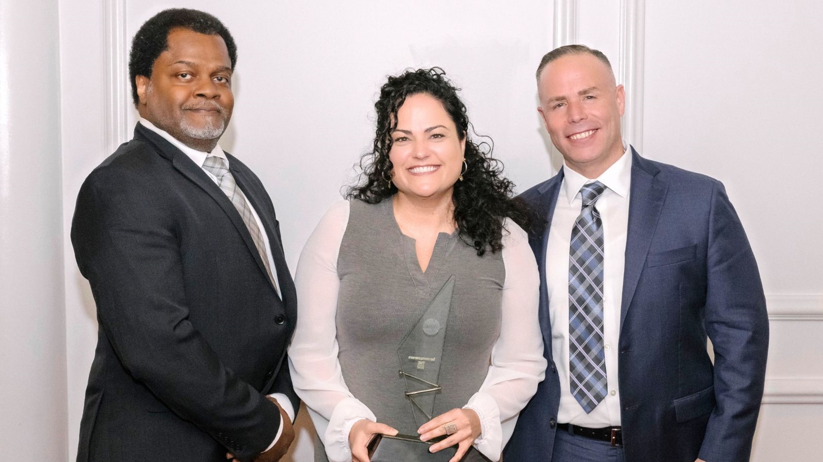 Anne-Marie Quirion, chef des communications marketing chez Mirage, a reçu le prix des mains de Reggie Tucker et Dustin Aaronson, représentants du magazine «Floor Covering News».
