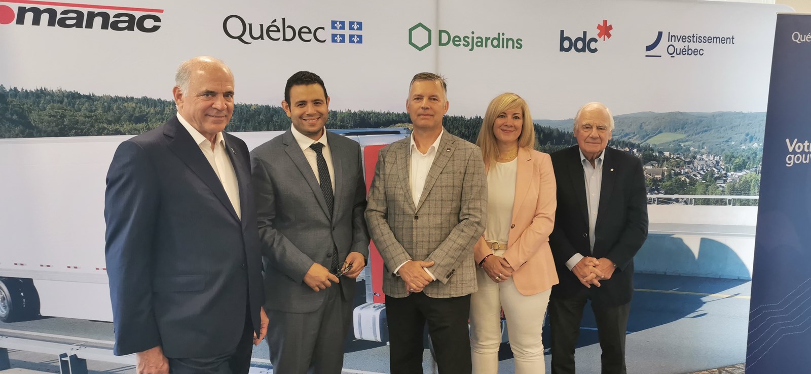 Le ministre de l'Économie, de l'Innovation et de l'Énergie, Pierre Fitzgibbon, le député de Beauce-Sud, Samuel Poulin, le président et chef de la direction de Manac, Charles Dutil, la directrice principale des Programmes et financement spécialisé chez Investissement Québec, Sonya Cliche, et le fondateur et principal actionnaire de Manac, Marcel Dutil.