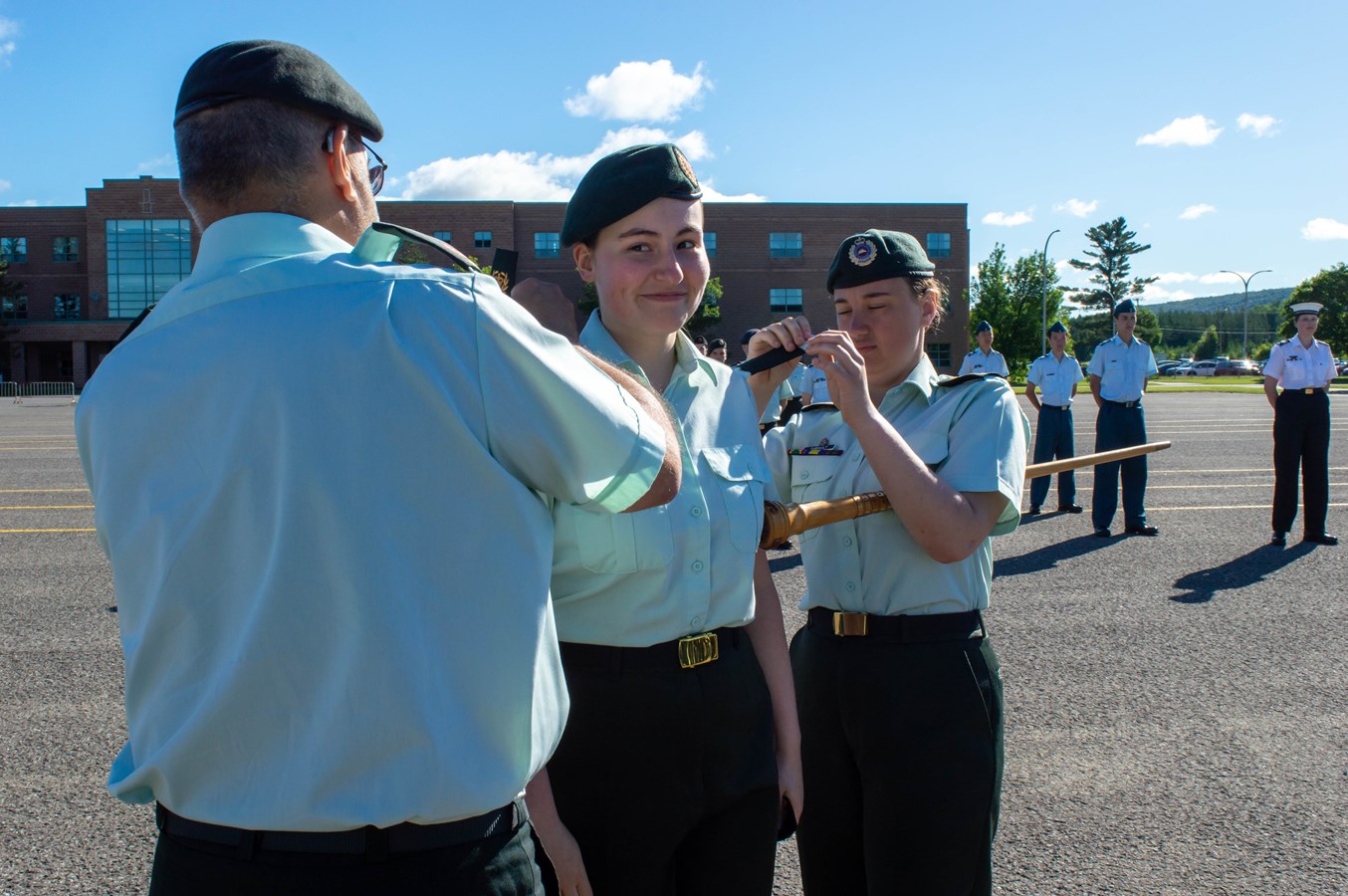 L’adjudant-maître Marianne Felteau reçoit sa promotion par le major Sylvain Lemay, commandant du groupe d’entrainement incluant notamment le tir de précision, ainsi que la cadette adjudant-chef Laurie Thibault, cadette commandante du Centre d’entrainement.