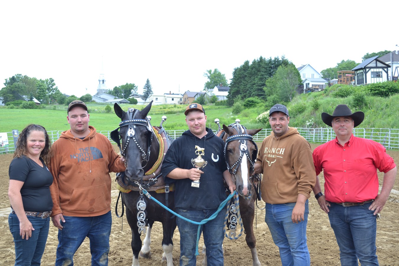 Les grands gagnats de la tir de chevaux accompagnés des promoteurs