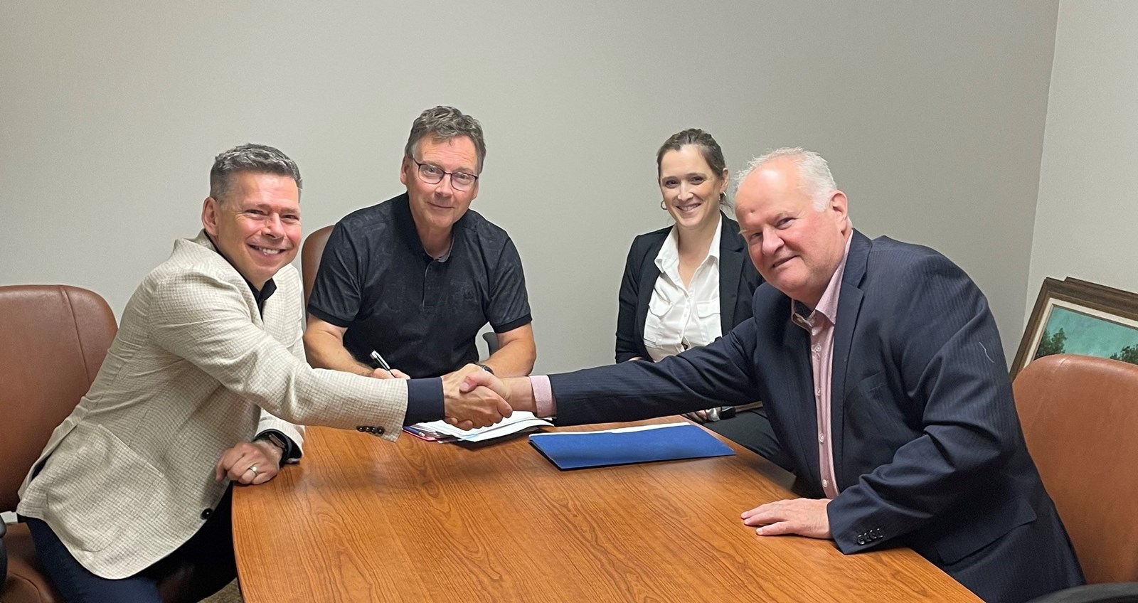 Alain Duval, président et chef de la direction de Duvaltex,
Me Denys Quirion, notaire, Me Sandra Bernard, greffière et François Veilleux, maire de la Ville de Beauceville.
